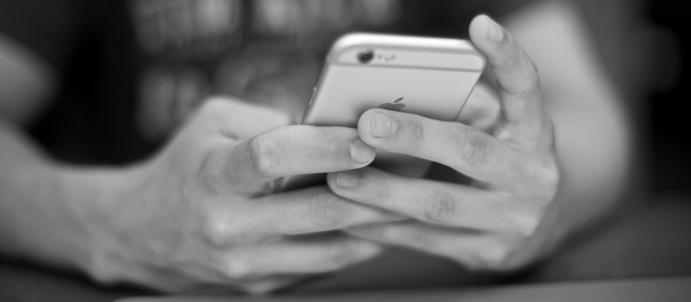 Mann mit iPhone
